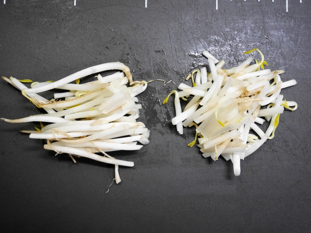 Cut the bean sprouts to the half size.