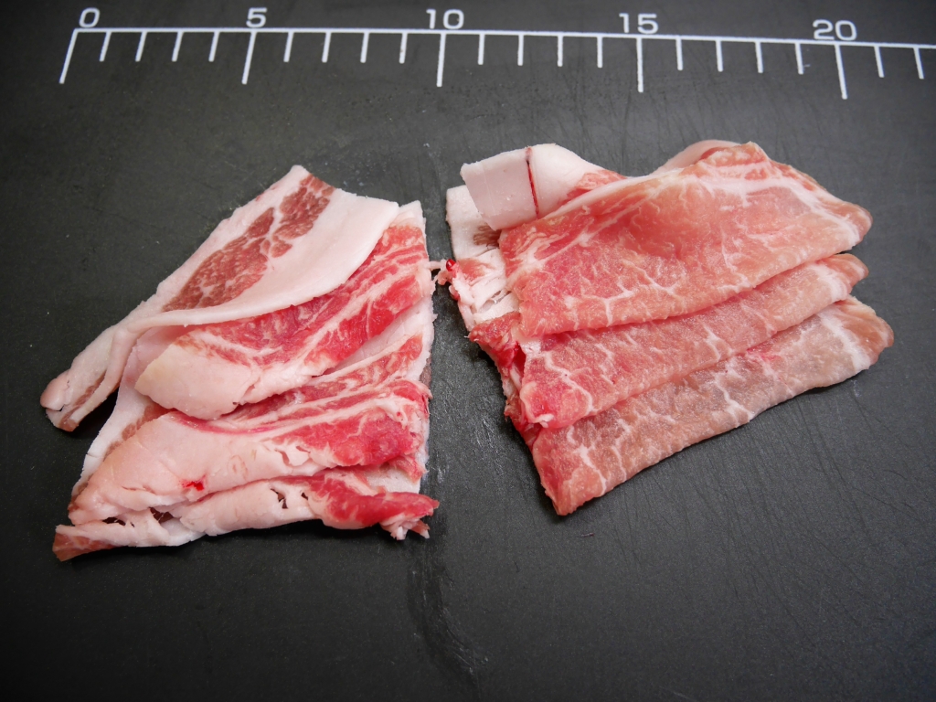Cut the sliced pork into 2 or 3 pieces each.