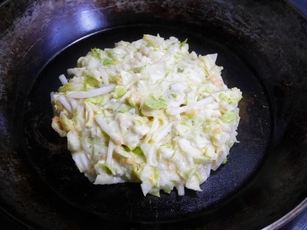 Pour the batter of Okonomi-yaki into the frypan.