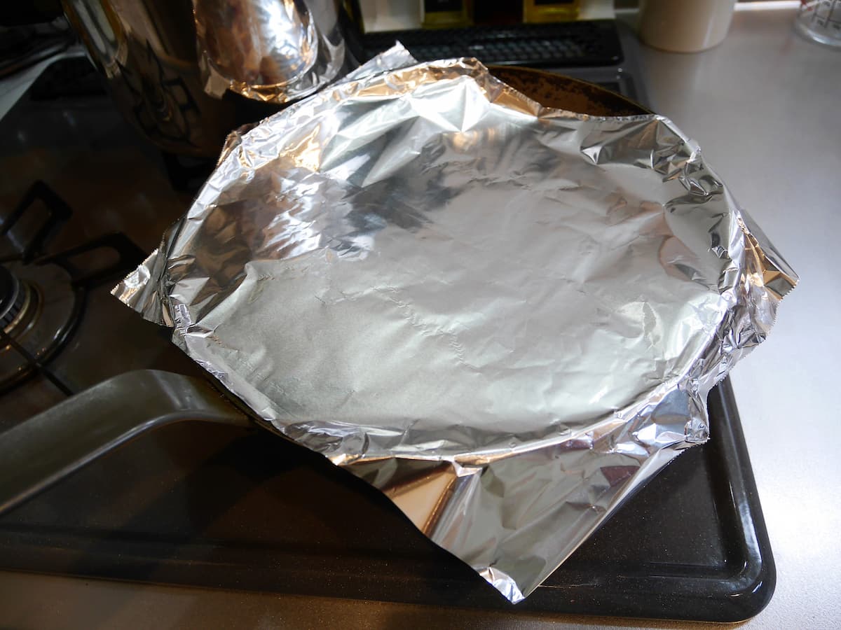 Cover the pan with a lid and heat it.