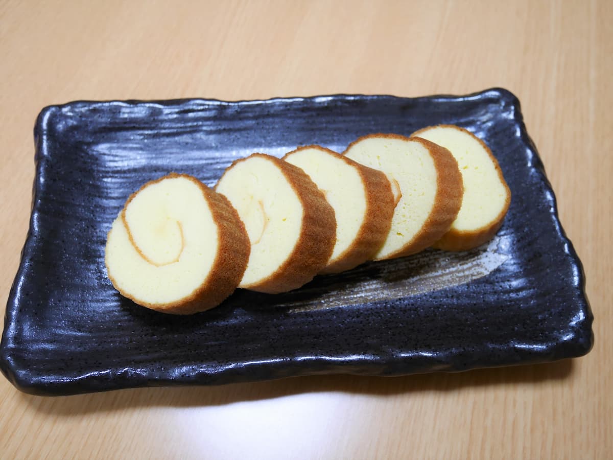 Slice Datemaki into about 2cm thick and serve on the plate.